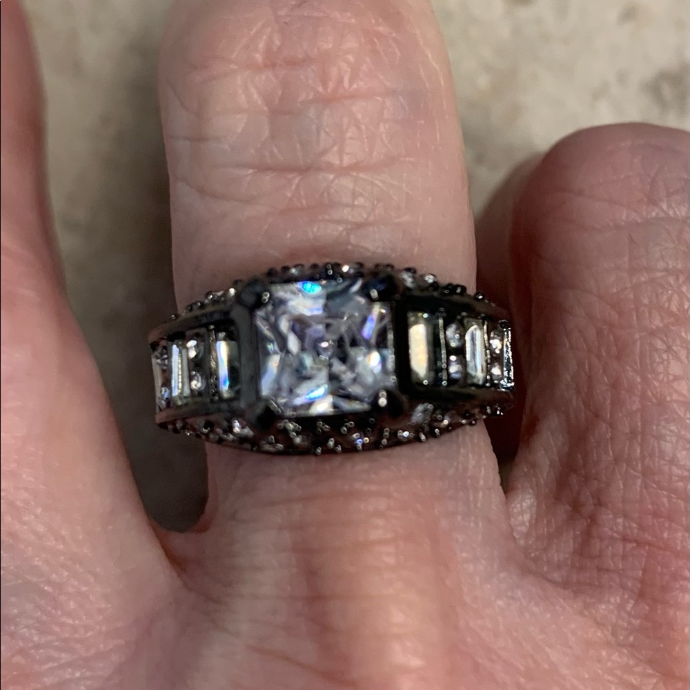 New CZ 2.5 Kt Silver Ring Size 9